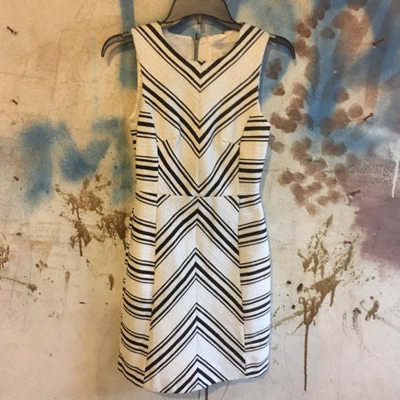 H&M Dresses & Skirts - Black and white chevron print sleeveless dress
